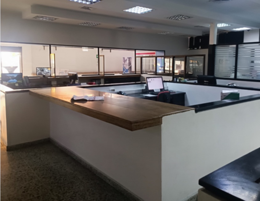 Cod: 30 EDIFICIO MULTIFUNCIONAL  AREA CONSTRUIDA  : 1176 M2.  AREA DE TERRENO  : 1136 M2.  AREA MEZANINE : 250 M2.