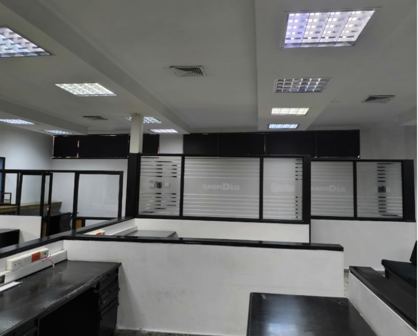 Cod: 30 EDIFICIO MULTIFUNCIONAL  AREA CONSTRUIDA  : 1176 M2.  AREA DE TERRENO  : 1136 M2.  AREA MEZANINE : 250 M2.